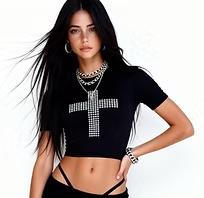 Baby Tee Gótica Negra con Cruz Brillante Strass