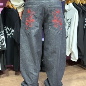 Jean Baggy Gris con Bordado Rojo – Estilo Streetwear Gótico