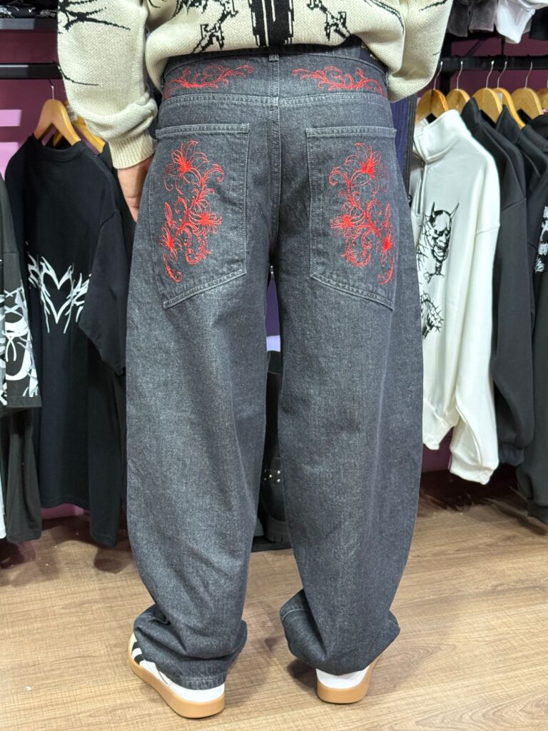 Jean Baggy Gris con Bordado Rojo – Estilo Streetwear Gótico