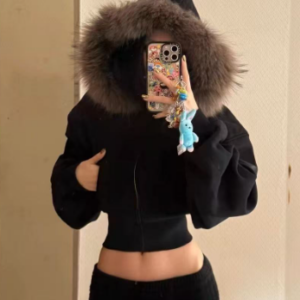 Campera Crop Negra con Capucha de Pelo – Estilo Urbano Dark Invierno