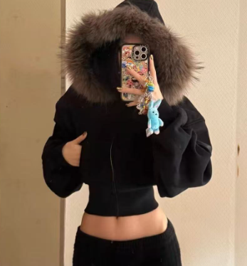 Campera Crop Negra con Capucha de Pelo – Estilo Urbano Dark Invierno