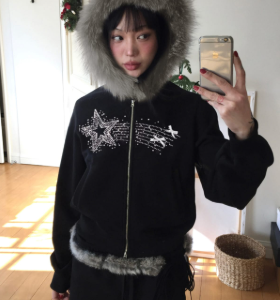 Campera Negra con Capucha de Pelo y Brillos de Estrellas – Estilo Dark Elegante