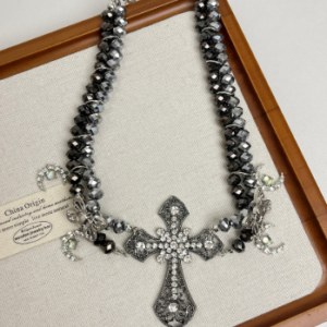 Collar Gótico con Cruz Grande y Brillos – Estilo Dark Elegante