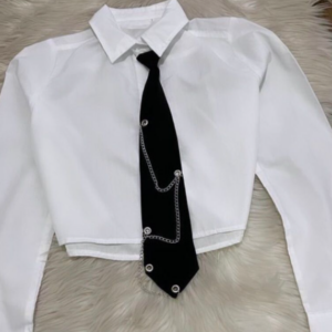 Camisa Crop Blanca con Corbata y Cadena – Estilo Dark Academia