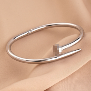Pulsera Clavo Plateada Minimalista – Estilo Urbano Elegante