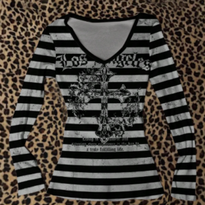 Top Rayado Blanco y Negro con Cruz – Estilo Gótico Punk